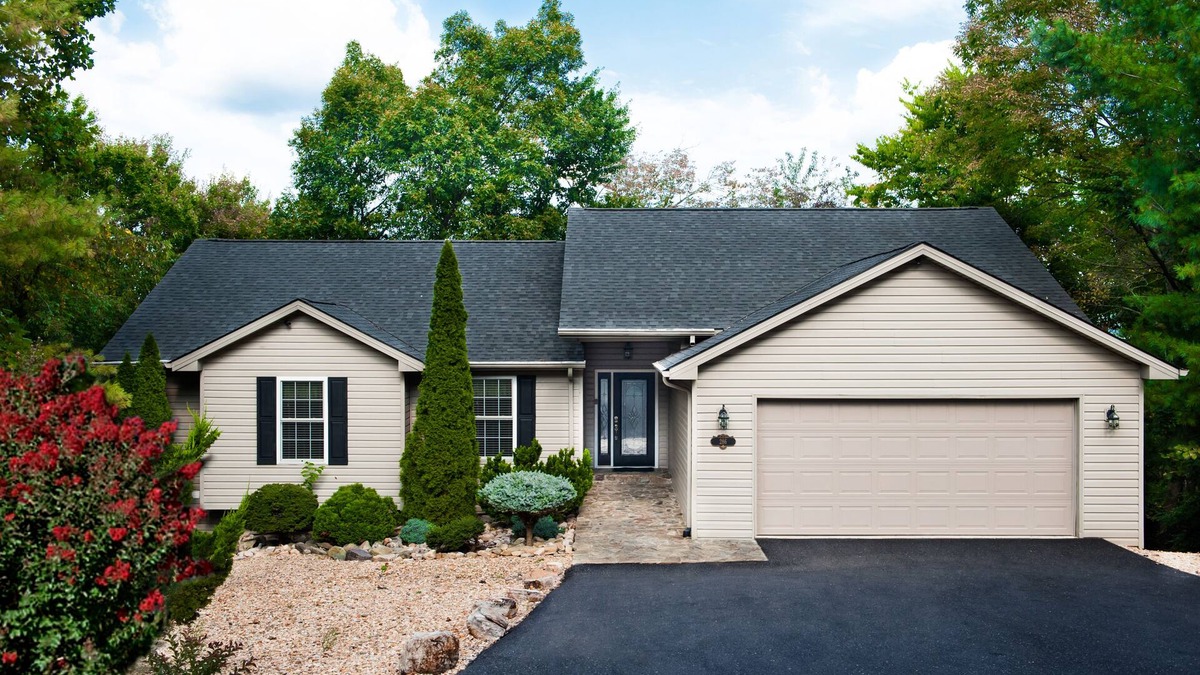 McGaheysville House | Beautiful Big Resort Home,Views, Pool table, Ping Pong, Air Hockey, Foosball