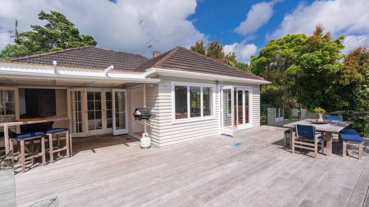Birkenhead House | Beautiful Birkenhead Home (Furnished Rentals)