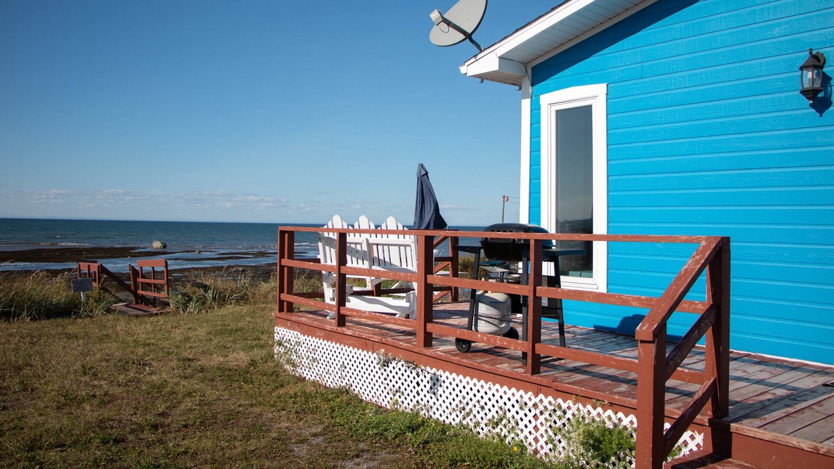 La Mitis Ski Chalet | Beautiful blue chalet by the sea, quiet and elegant. It will charm you thanks to