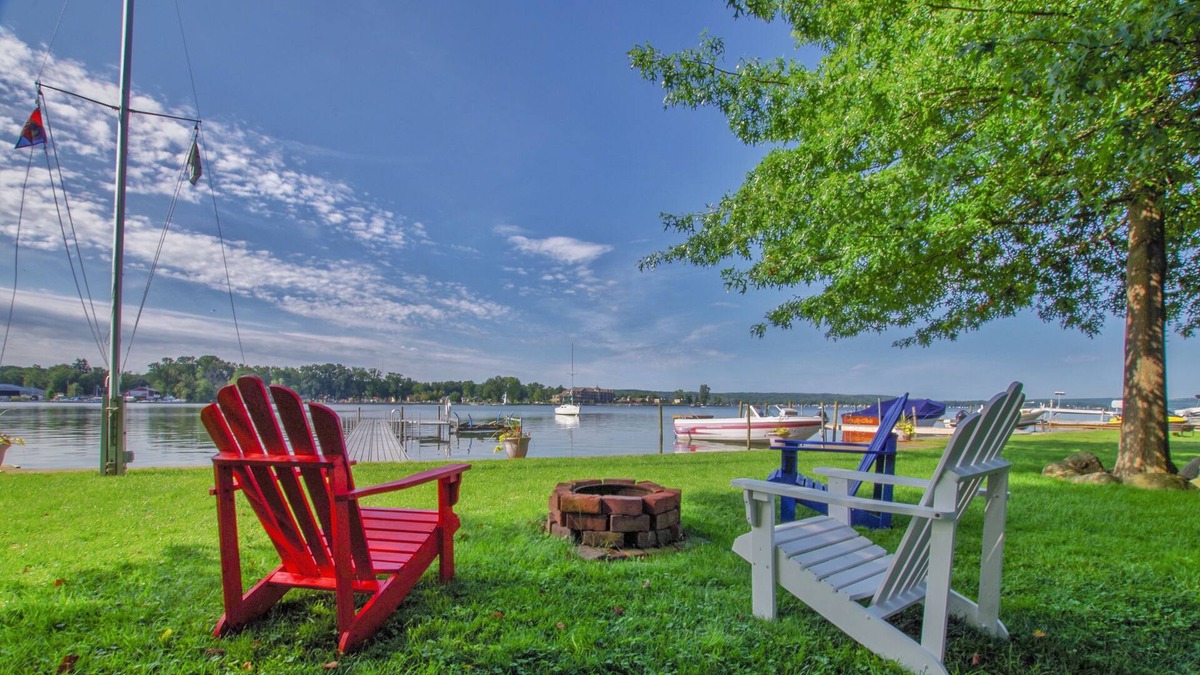 Jamestown Cottage | Beautiful Bonita is a charming, privately owned 2-bedroom lake front cottage