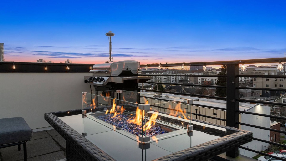 Lower Queen Anne House | Beautiful, Brand New! Seattle Getaway- Awesome Space Needle Views