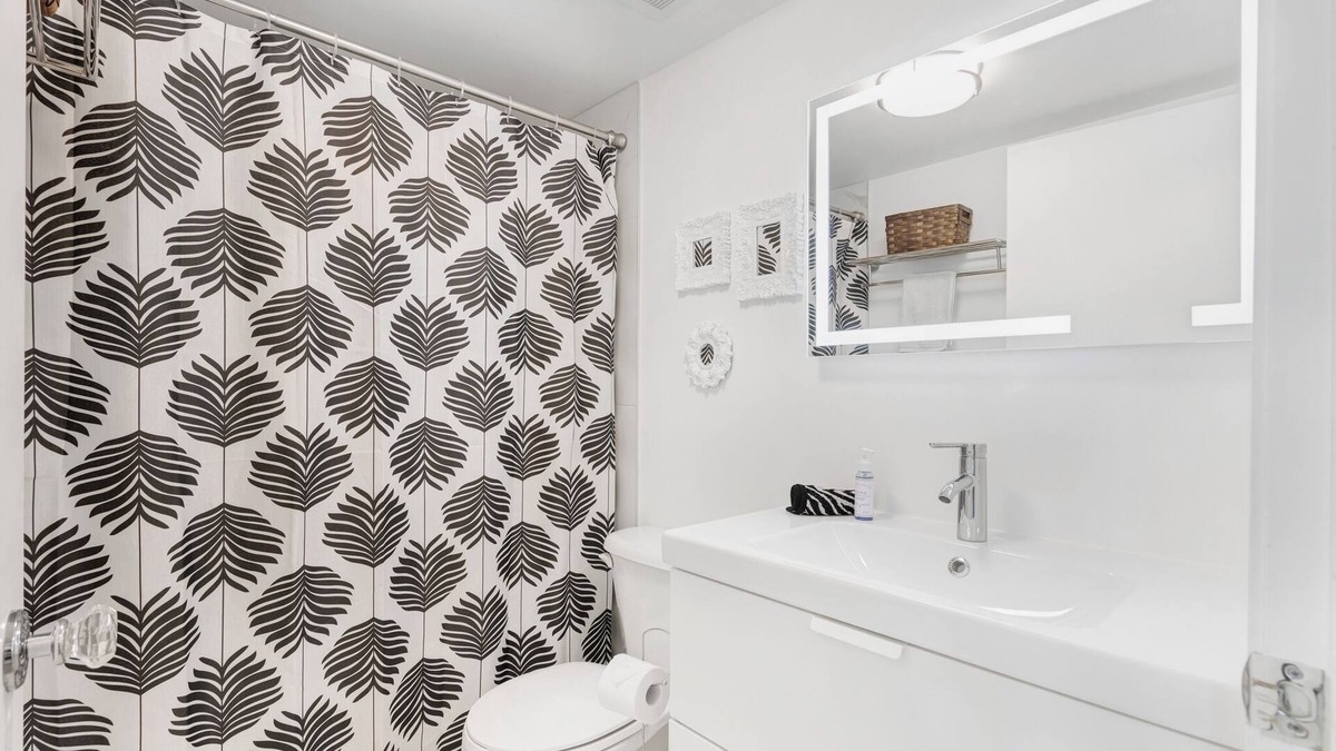 Toronto Entertainment District Condo | Beautiful bright 2 bedroom fully furnished condo located in the heart of Toronto