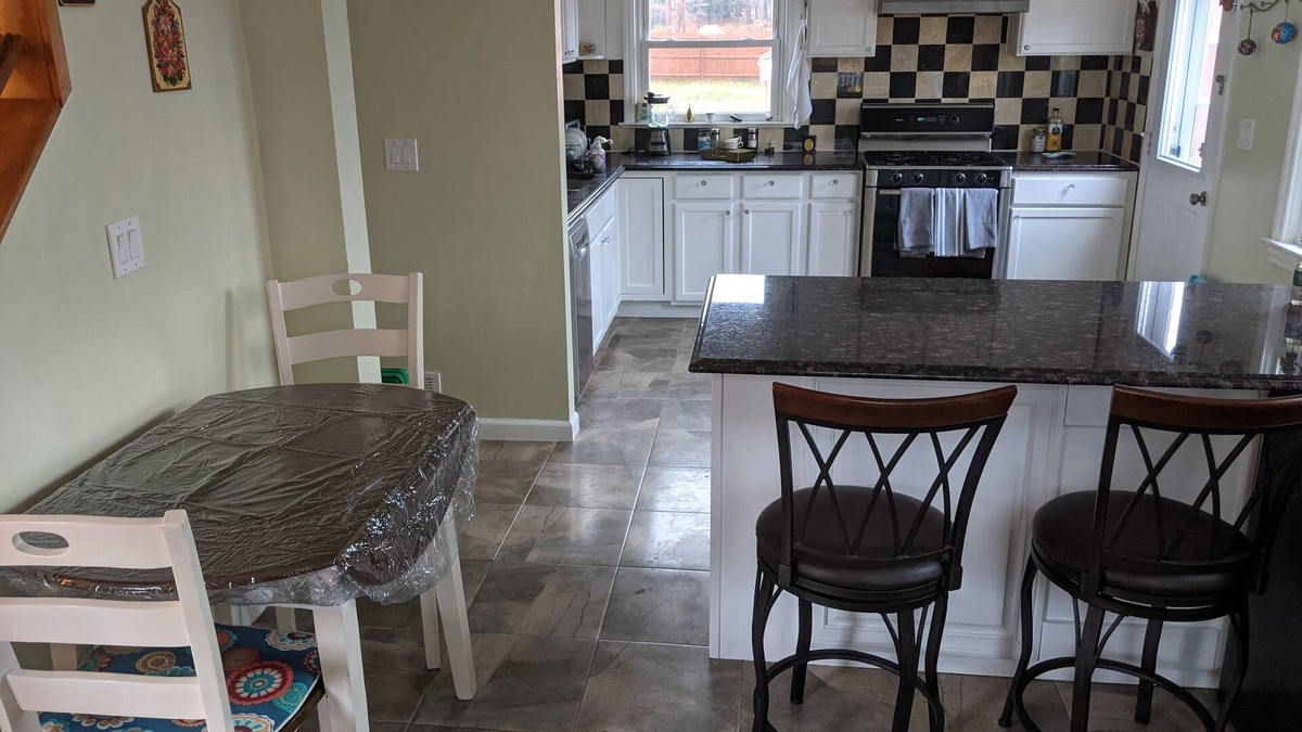 Newtonville House | Beautiful bright 2 Bedroom 2 Bathroom home centrally located in Colonie