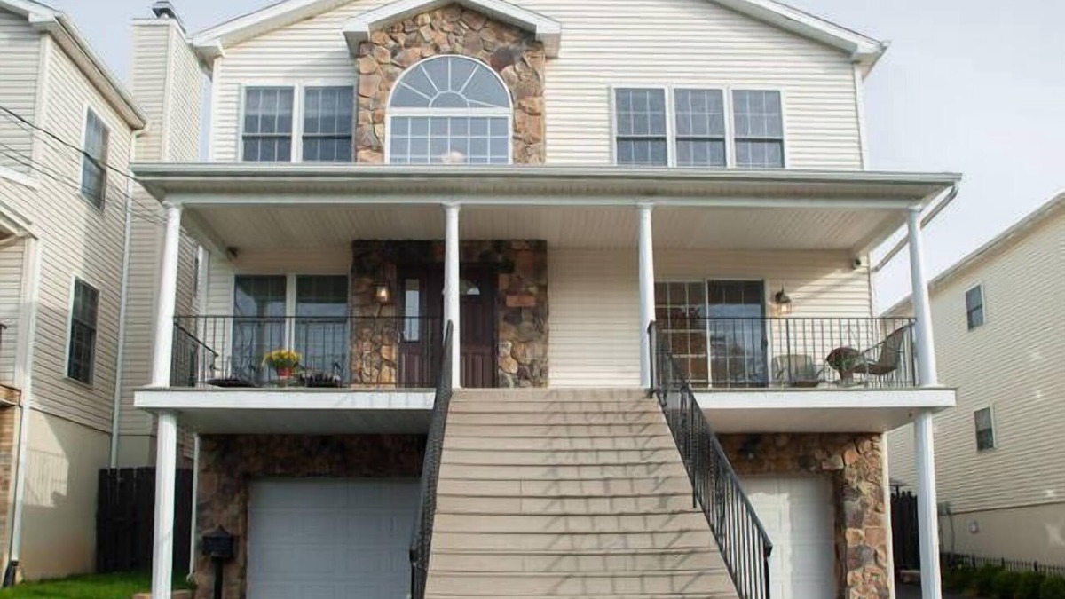 Paterson Apartment | Beautiful & Bright - 3 Bedroom 2 Bath in Paterson, NJ Minutes From NYC