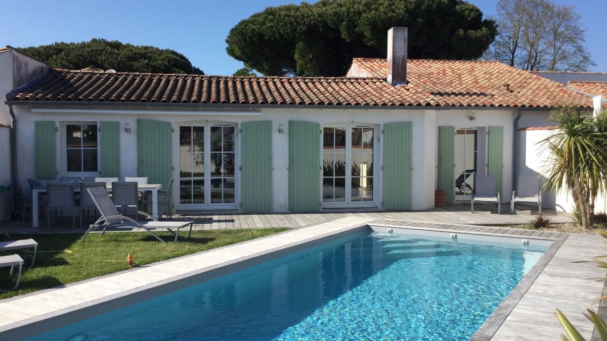 La Flotte House | Beautiful bright and airy house with heated pool in the centre of La Flotte