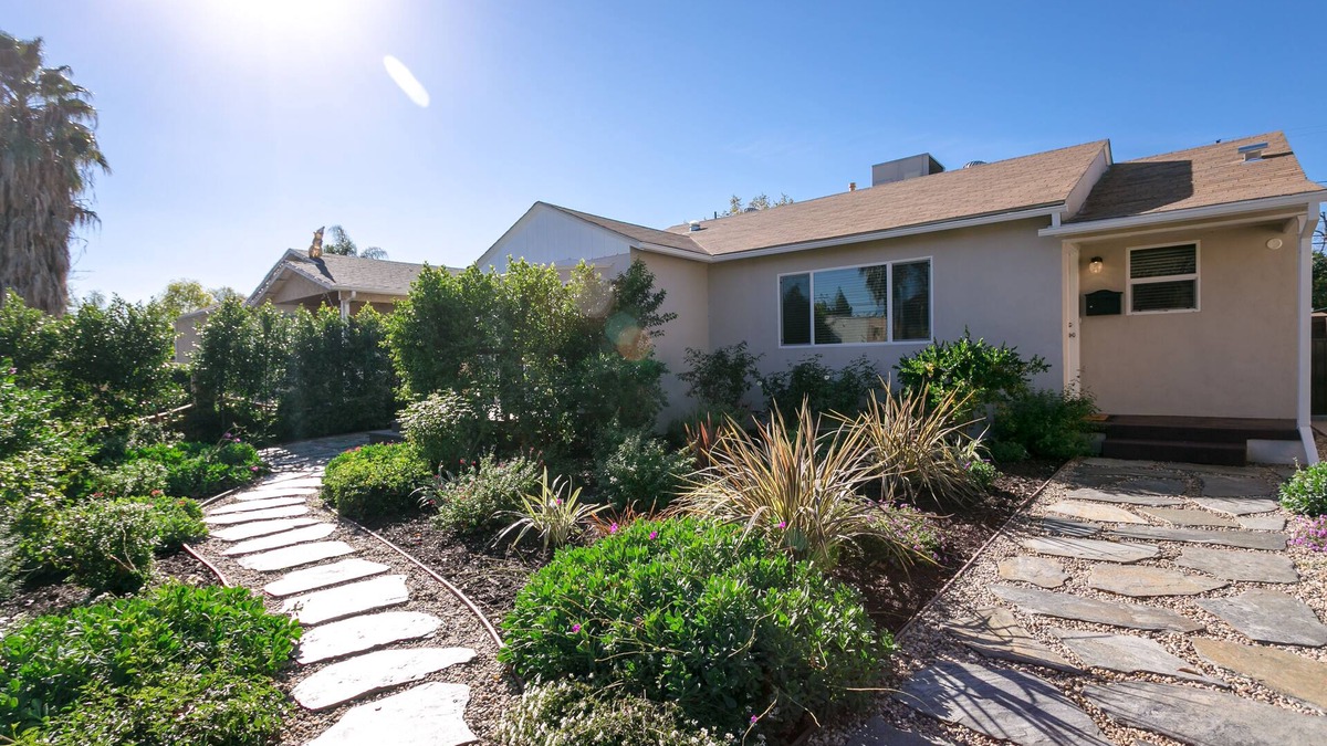 Lake Balboa House | Beautiful, Bright & Charming