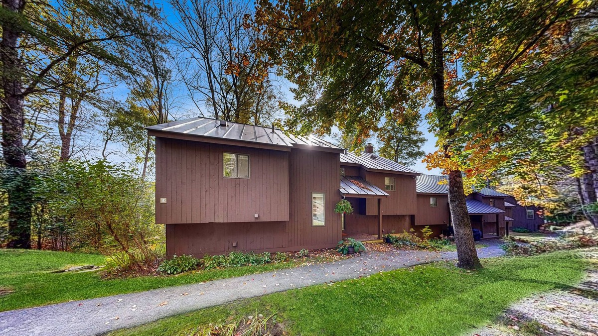 Quechee Condo | Beautiful bright condo with deck, wifi, kitchen, w/d, bbq, mountain view, TV's