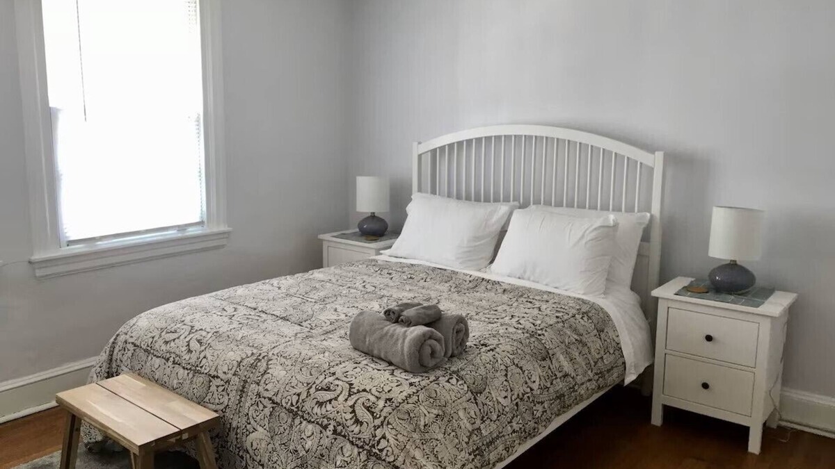Rittenhouse Row Apartment | Beautiful bright four bedrooms in Rittenhouse Square above cafe