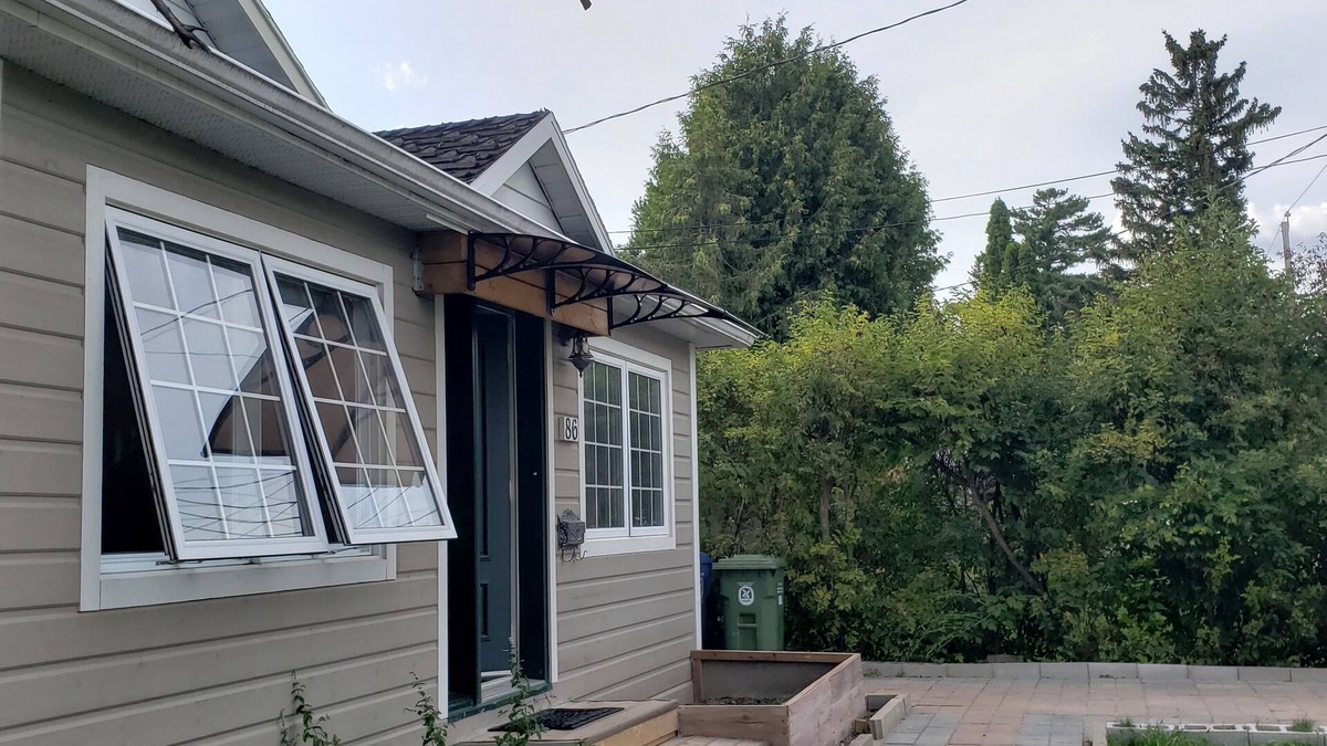 Pointe Claire House | Beautiful bungalow in a very friendly and quite neighborhood. Close to amenities