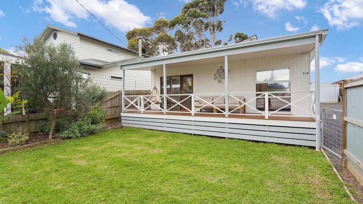 Cowes House | Beautiful Bungalow, Pet-Friendly & Walk to Beach