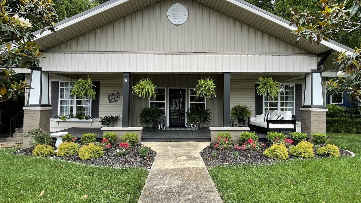 Shelbyville House | Beautiful Bungalow in Historic District! Sleeps 8.