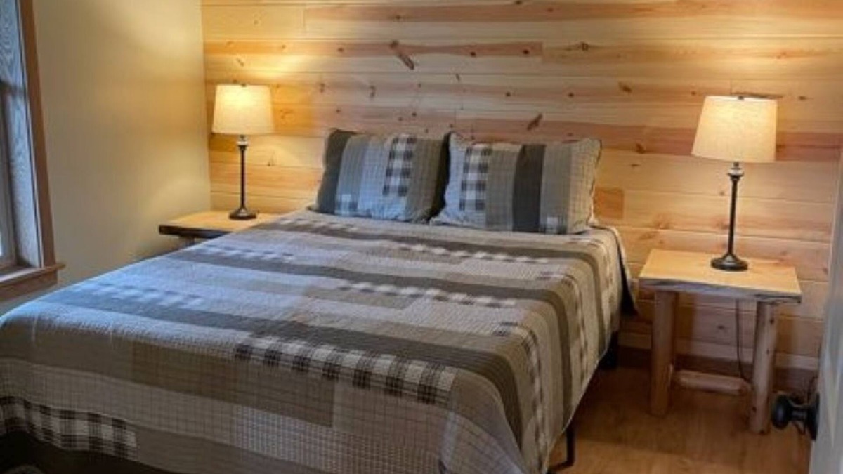 James Creek Cabin | Beautiful Cabin 1 Mile from the Boat Launch and Close to Many Others!