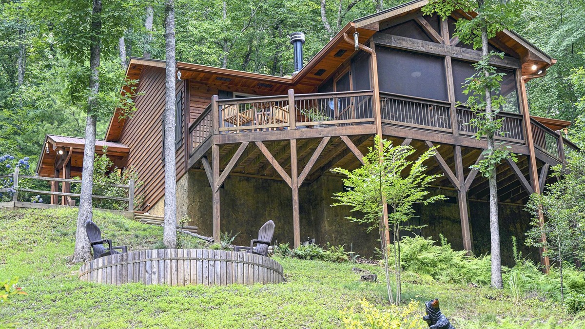 Tarheel Cabin | Beautiful cabin 5 min to Murphy, screened in deck with gas fire pit & hot tub