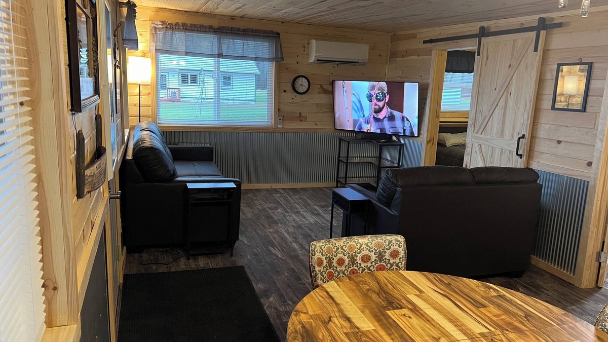 McGregor Cabin | Beautiful Cabin at Round Lake Resort - Red Cabin