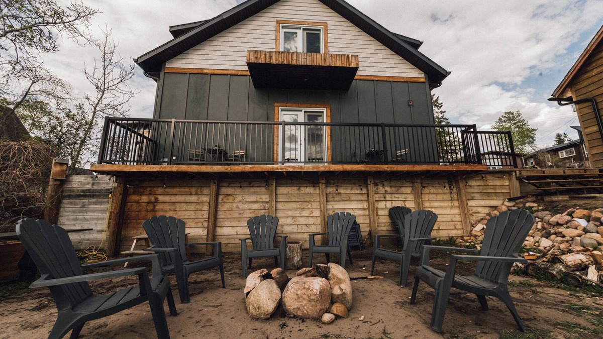 Division No. 10 Cabin | Beautiful Cabin on the Water