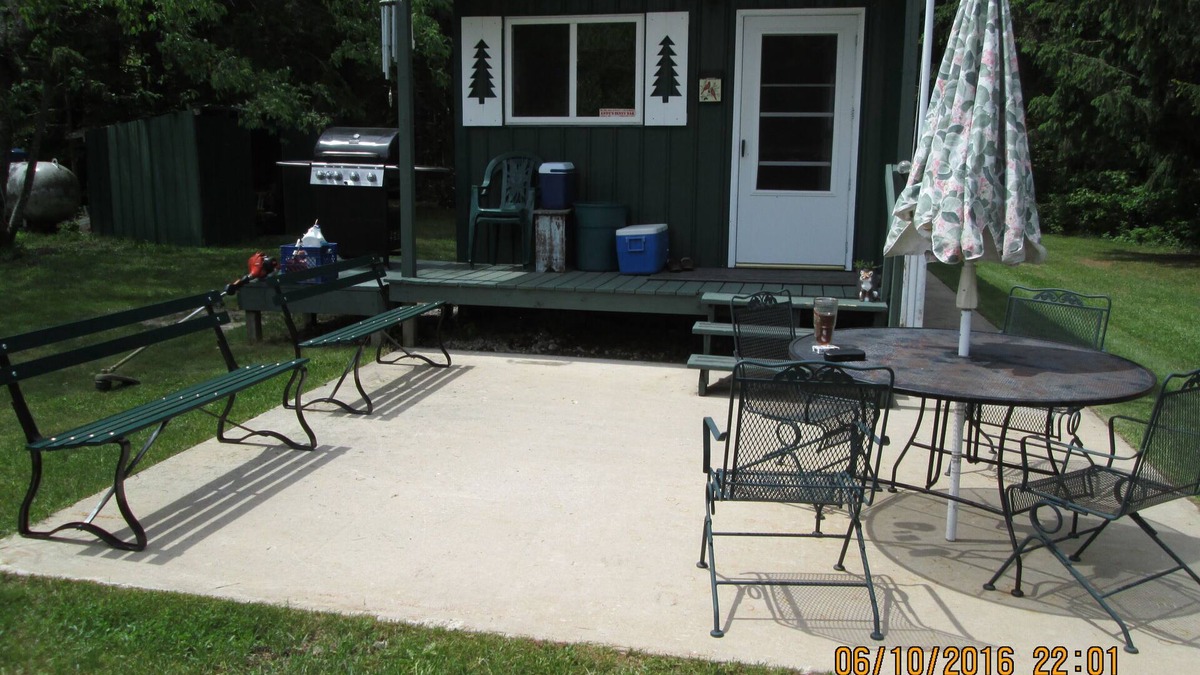 Little Lake Cabin | Beautiful Cabin Comfortably Sleeps 6
