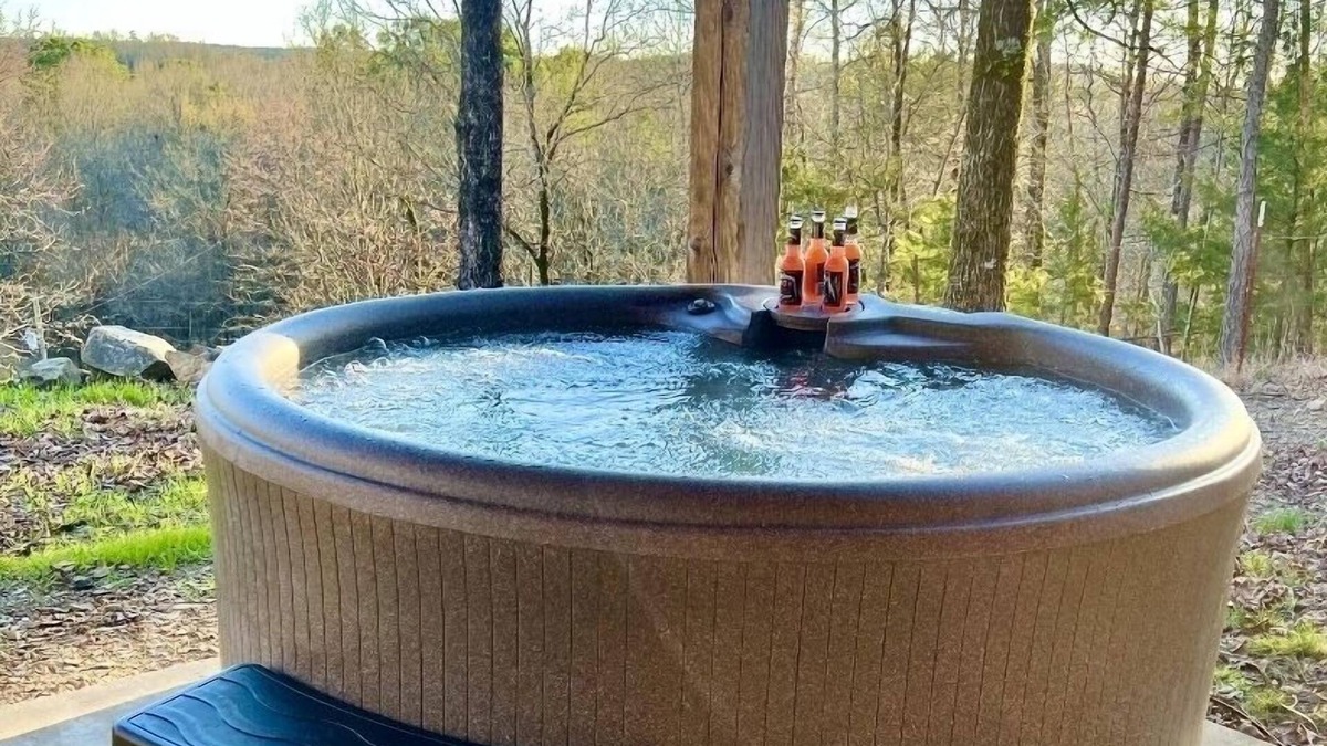Hatton Cabin | Beautiful Cabin. Gillham lake. Enjoy the Hot Tub