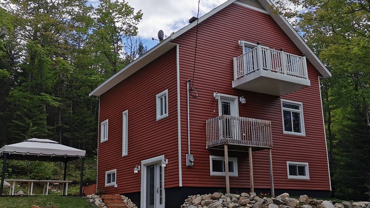 Chertsey Ski Chalet | Beautiful cabin in the woods lake access, Chertsey, 10 ppl, 4 bdrs, 2 baths, SPA