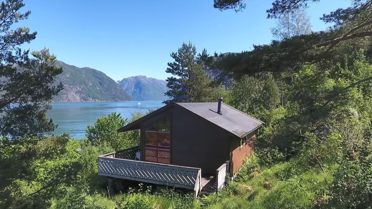 Kvinnherad House | Beautiful cabin, Norway on the Harangerfjord, 20 hp motorboat for hire, fjord panorama.