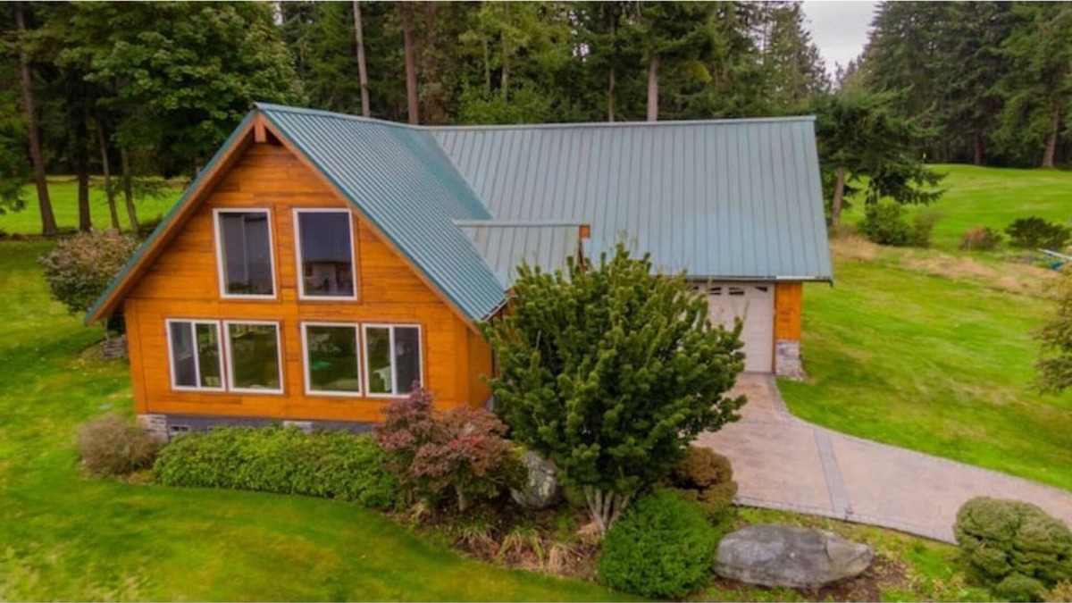 Everett Cabin | Beautiful Cabin on Hat Island in the Puget Sound
