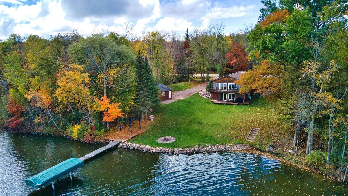 Greenway House | Beautiful Cabin on Peaceful Swan Lake!