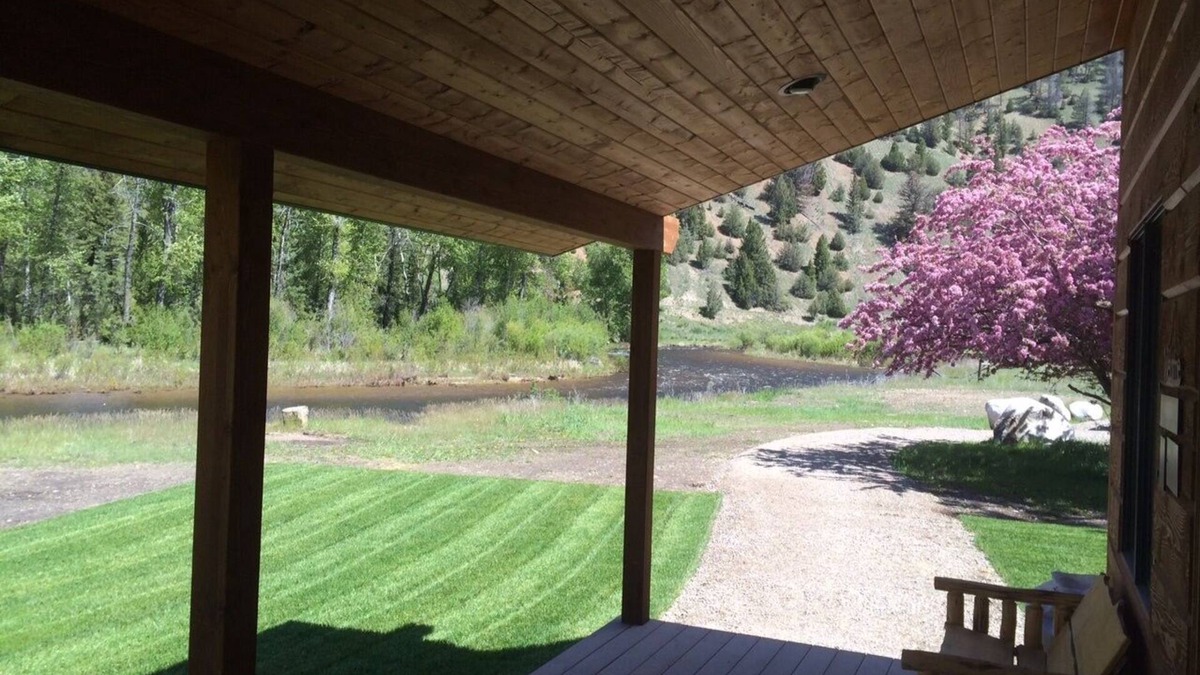 Philipsburg Cabin | Beautiful Cabin On The Banks Of Rock Creek - Willow Cabin