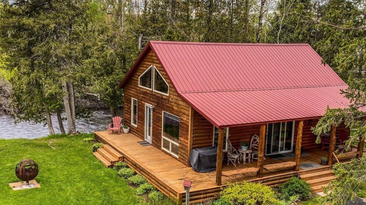 White Lake Cabin | Beautiful Cabin on the Lily River, 2 Bedrooms + Loft With King Size Bed,1 Full Bath!