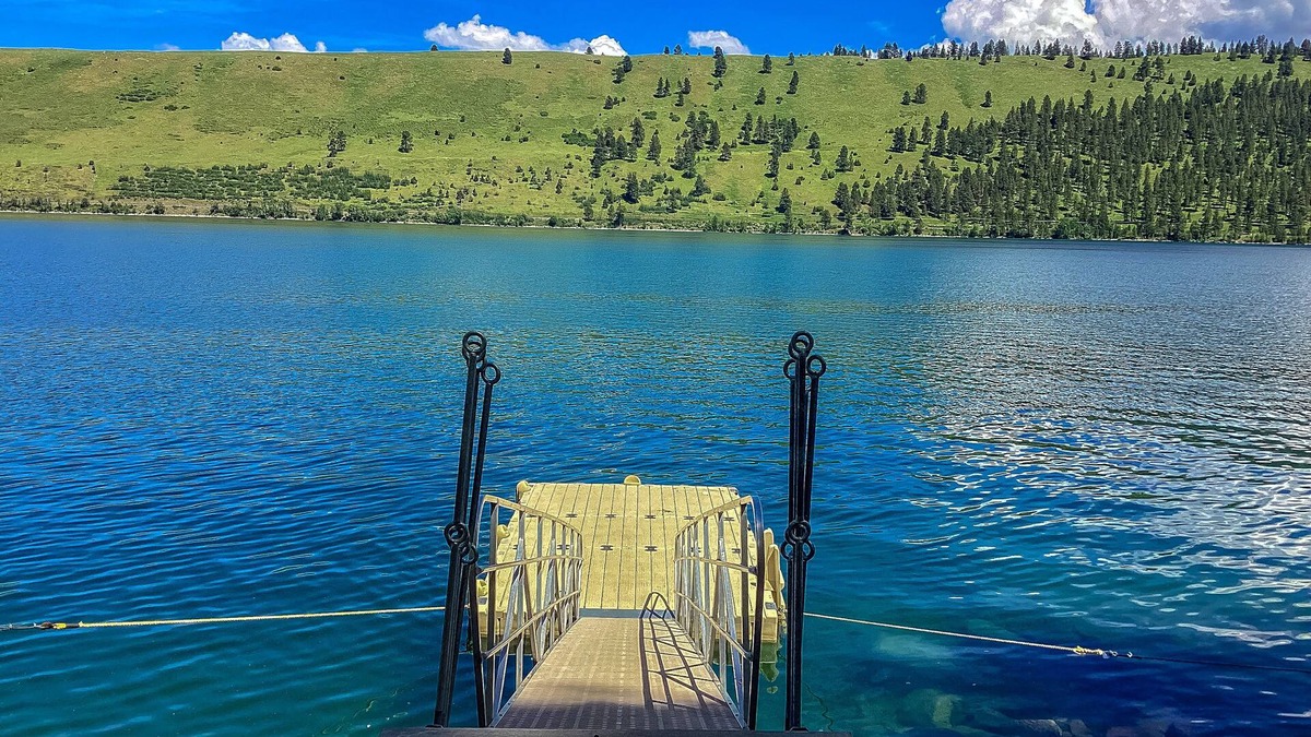 Joseph Cabin | Beautiful cabin right on the banks of the lake with patio & washer/dryer