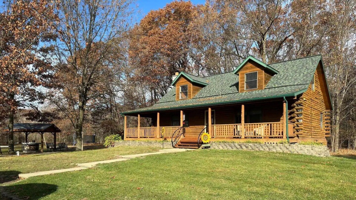 Shelbyville Cabin | Beautiful cabin situated on 20 acres of land