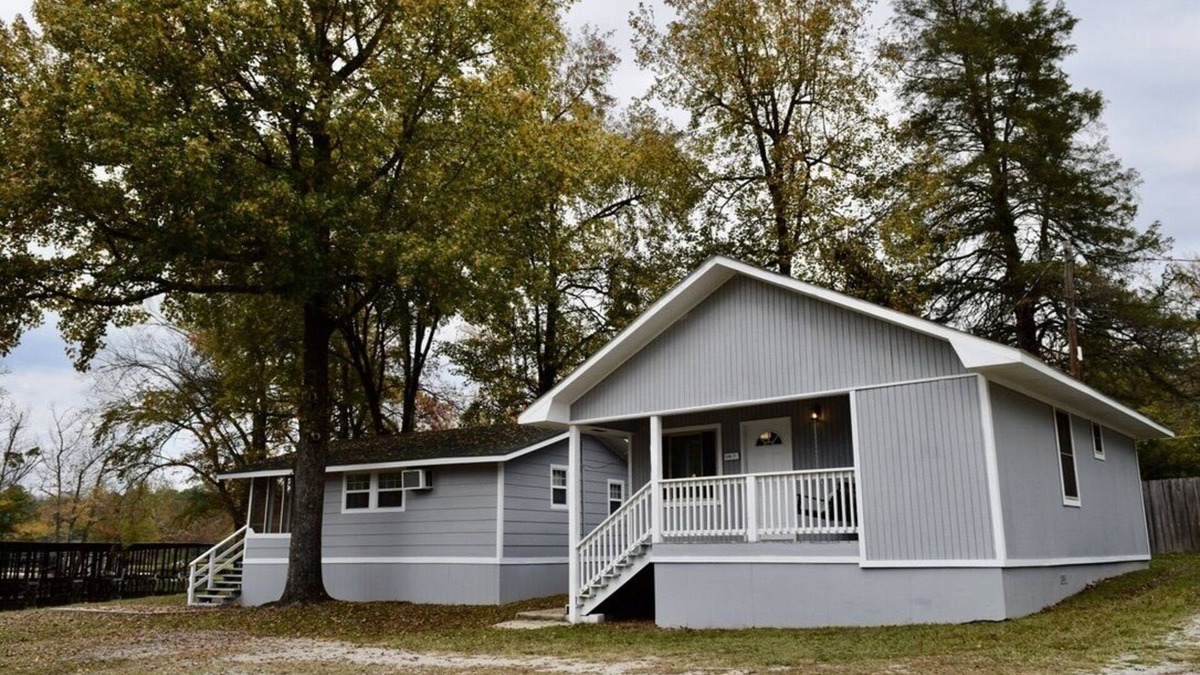 Mid America Cabin | Beautiful cabin steps away from the water