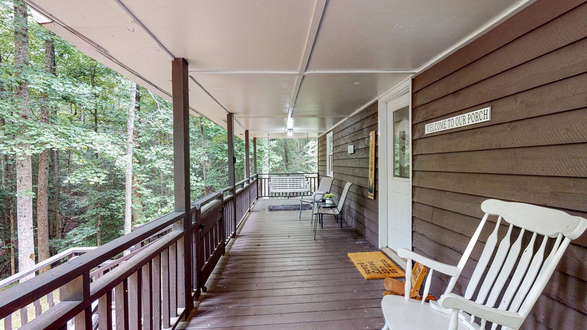 Demorest Cabin | Beautiful cabin with large front porch, river access & peaceful surroundings