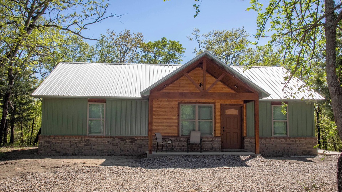 Carlisle Cabin | Beautiful Cabin with View of Private Lake, Hot Tub & Outdoor Swings!