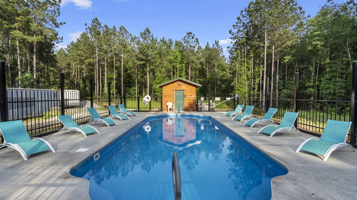 Golden Cabin | Beautiful cabins with a pool in a peaceful setting