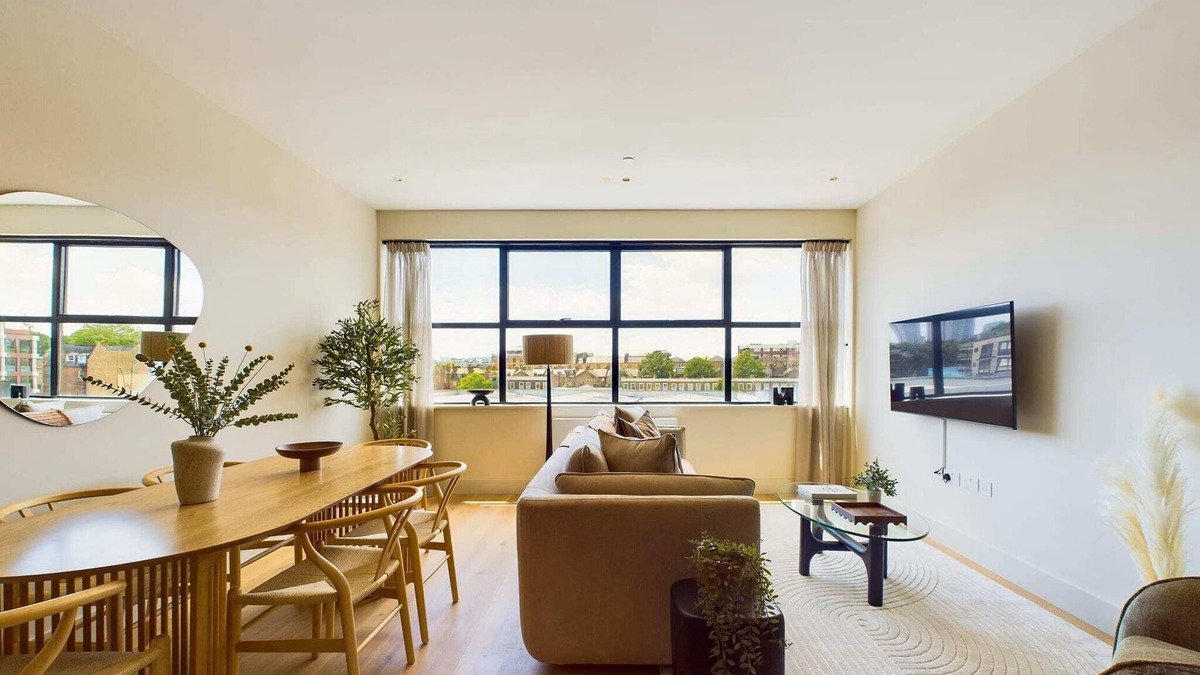 Camden Town Apartment | Beautiful Camden Town Apartment with Balcony