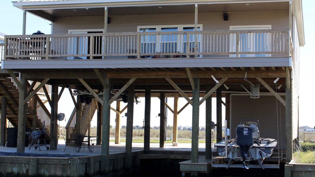 Hackberry House | Beautiful Camp on canal with 300 lb ice machine down stairs. 409 Lake Breeze Rd