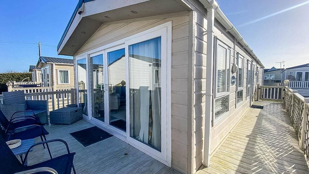 Swalecliffe House | Beautiful caravan at Seaview Holiday Park in Kent ref 47028PB