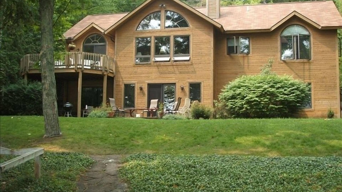 Leland House | Beautiful Cedar Home on N Lake Leelanau Shore in Leland, Mi