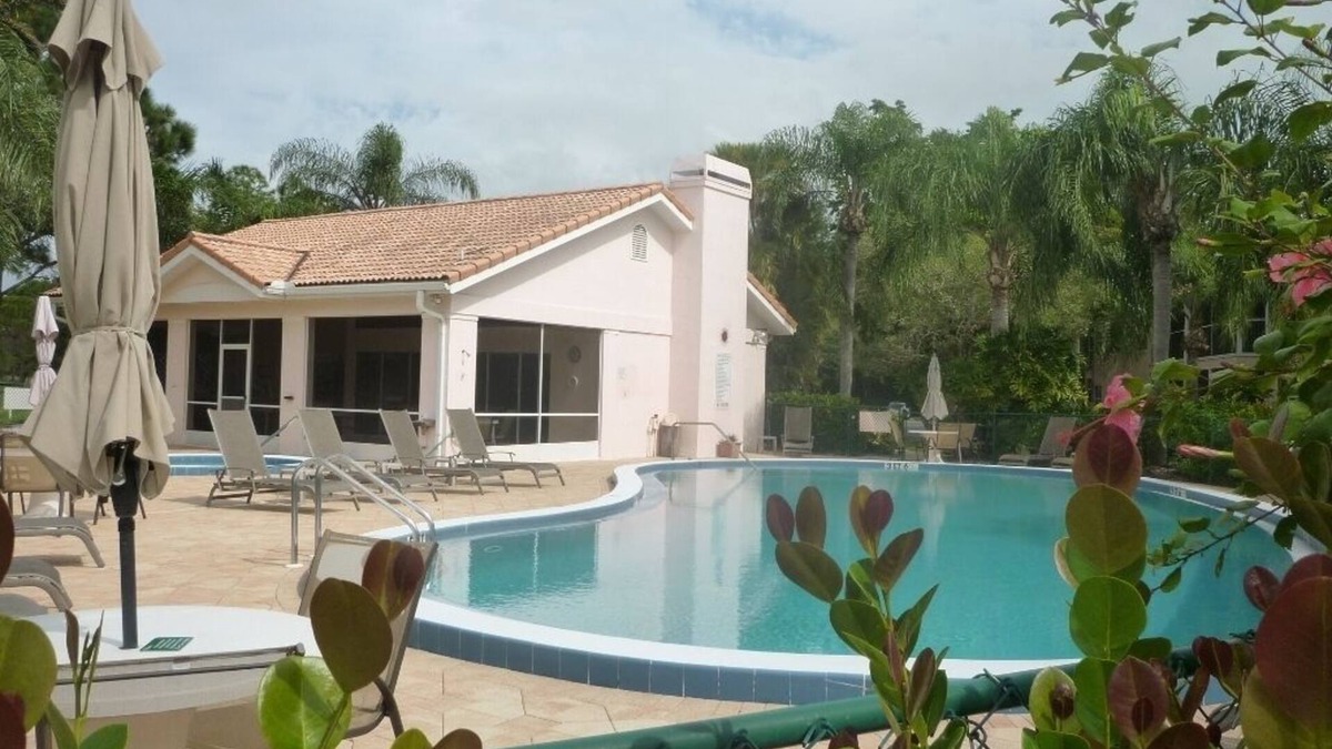 Central Naples Condo | Beautiful, central apartment in a fantastic community in the middle of a golf course