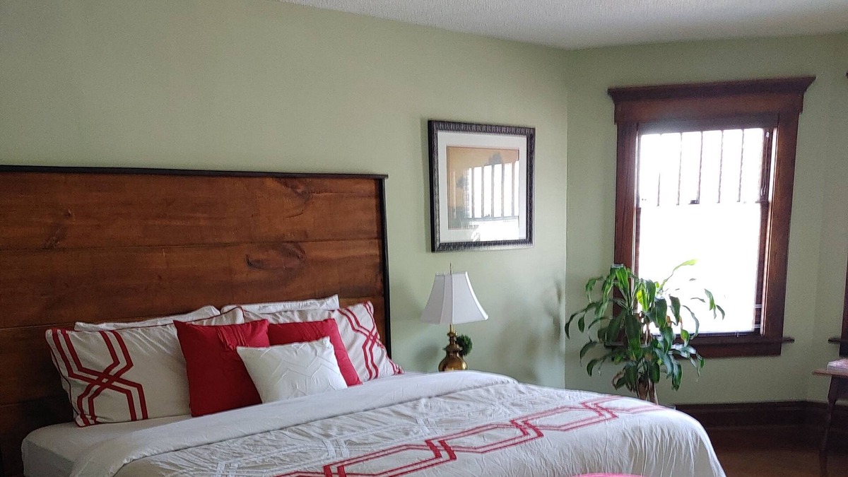 Niagara Falls House | Beautiful Century Home in the heart of the city