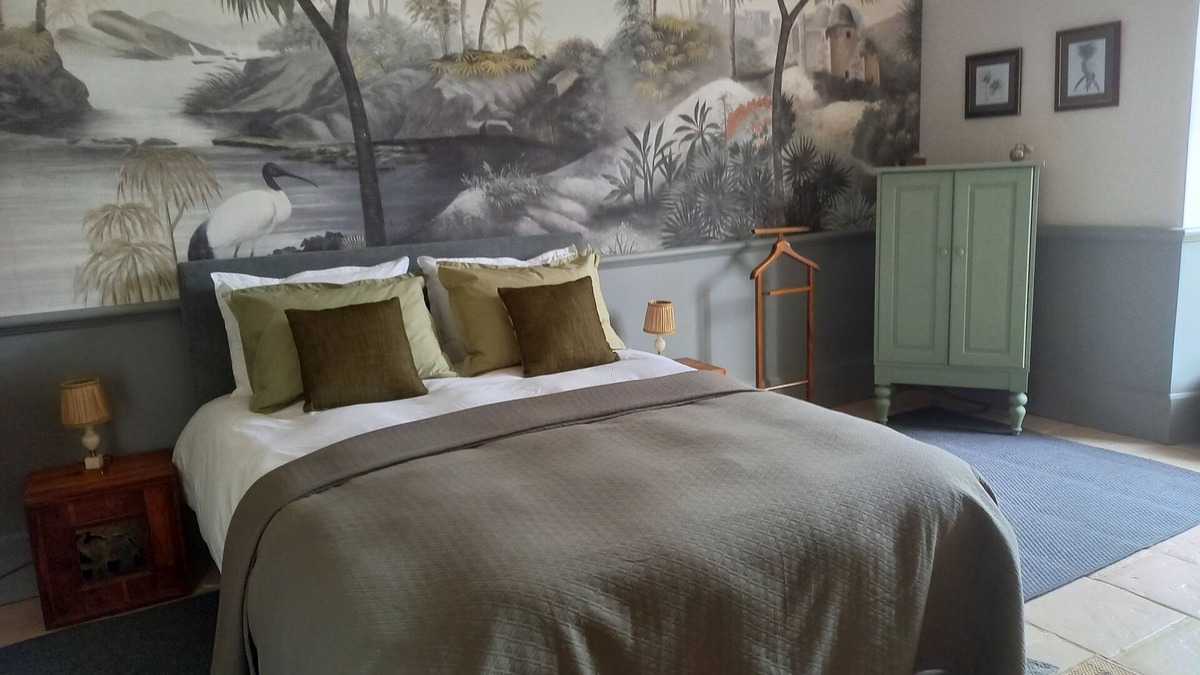 Auchay-sur-Vendee Bed & Breakfast | Beautiful chambre d'hote in a bucolic setting with private terrace & heated pool