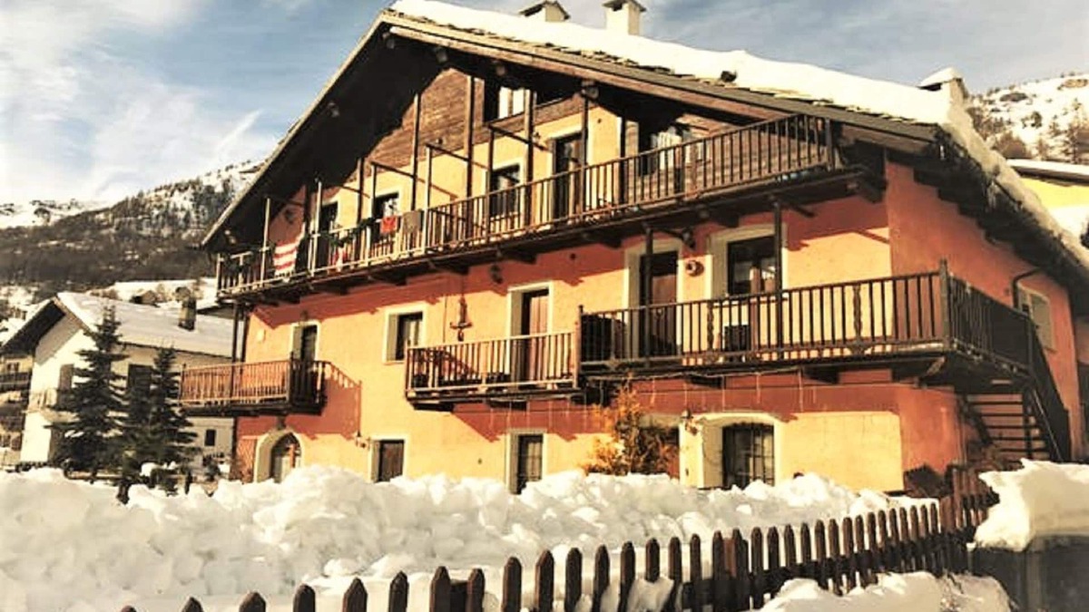 Borgata Sestriere Ski Chalet | Beautiful chalet with garden and fireplace 10px, on the ski slopes