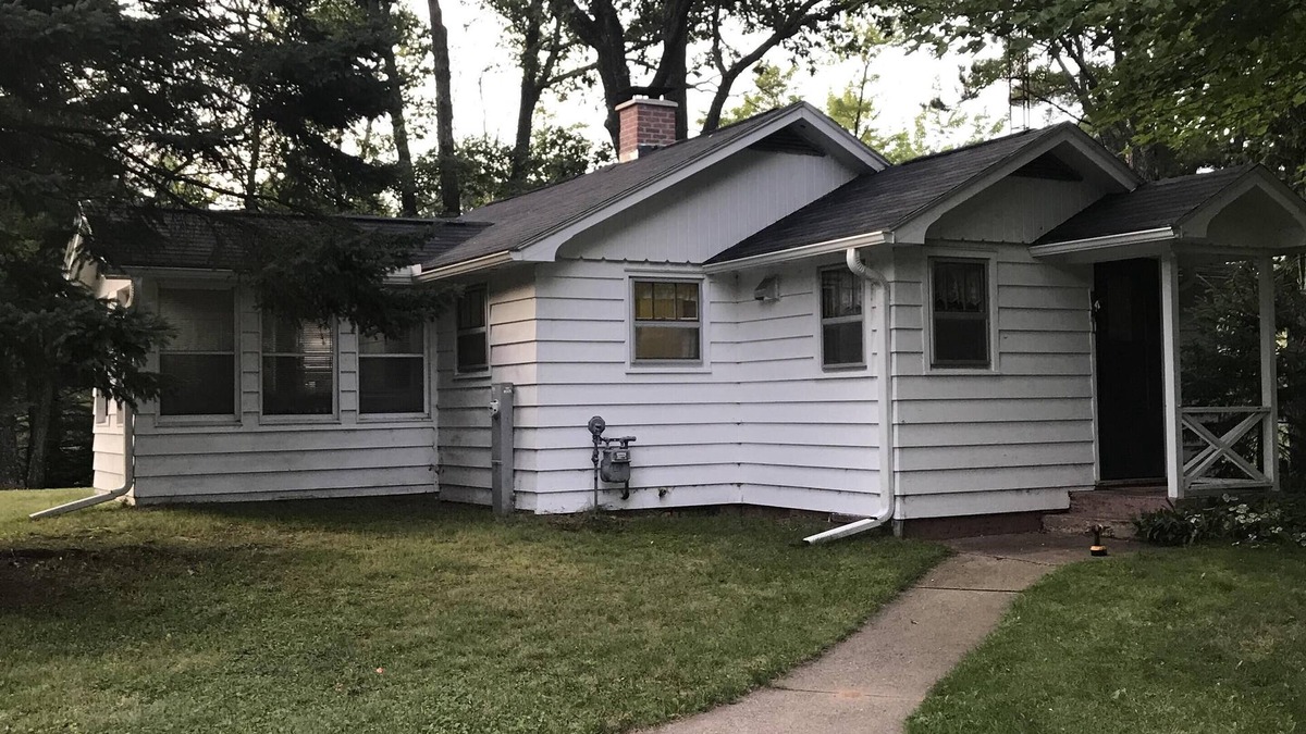 Eagle River Cottage | Beautiful Chain Frontage Cottage Close To Downtown Eagle River.