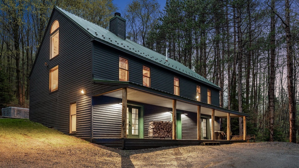 Ellicottville Ski Chalet | Beautiful chalet on 5 acres - 2 min to Village!π Hot-Tub, Sauna, Fire Pitπ₯