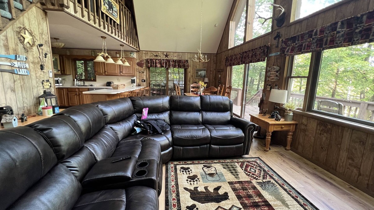 Lake Ariel Ski Chalet | Beautiful chalet with seasonal lake views in The Hideout