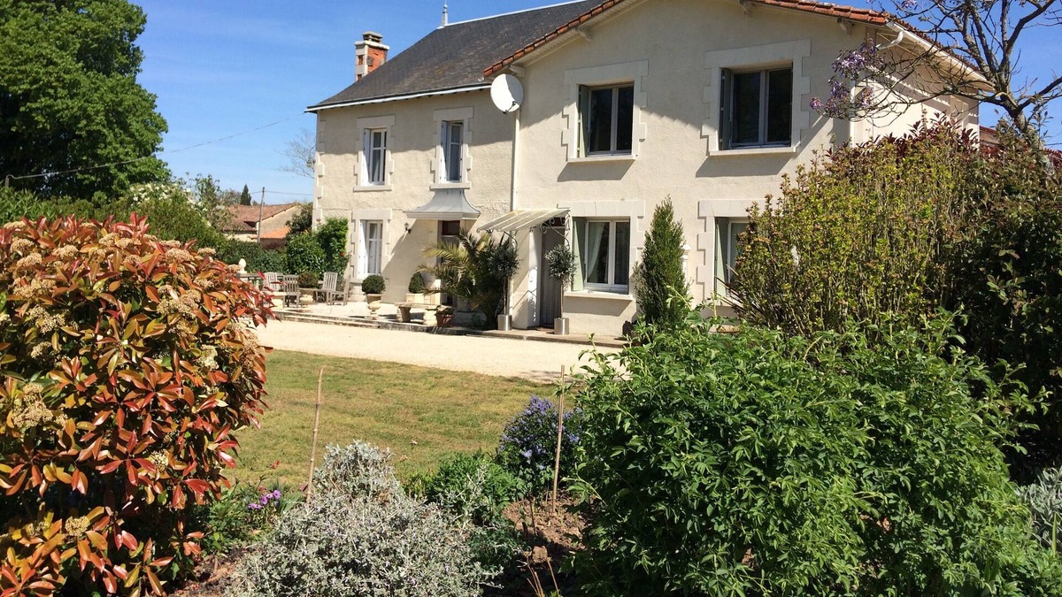 Savigne House | Beautiful Charentais house with 5 double bedrooms.