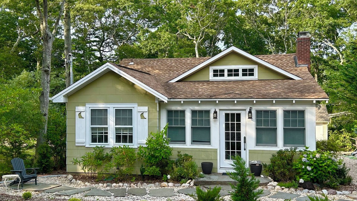 Cutchogue Cottage | Beautiful charming 1930s fully renovated cottage walking distance to the beach!