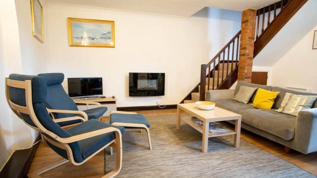 Montpellier House | Beautiful Cheltenham Townhouse, Private Parking