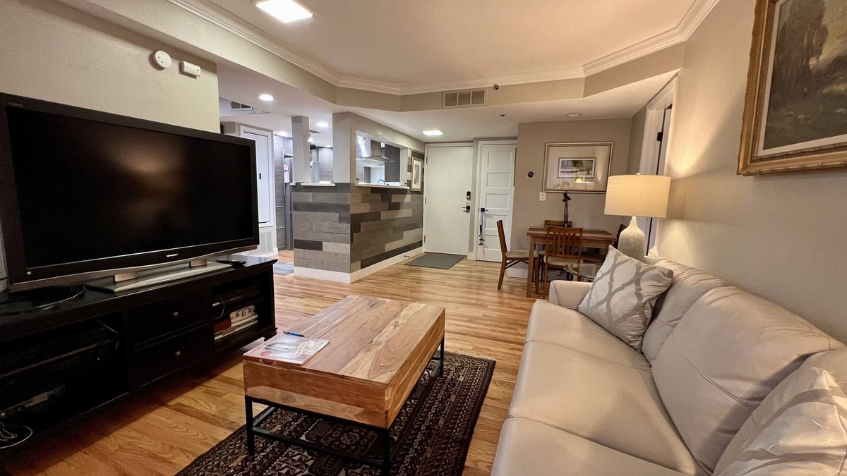 Cherry Creek Apartment | Beautiful Cherry Creek Condo right in the heart of town and restaurants