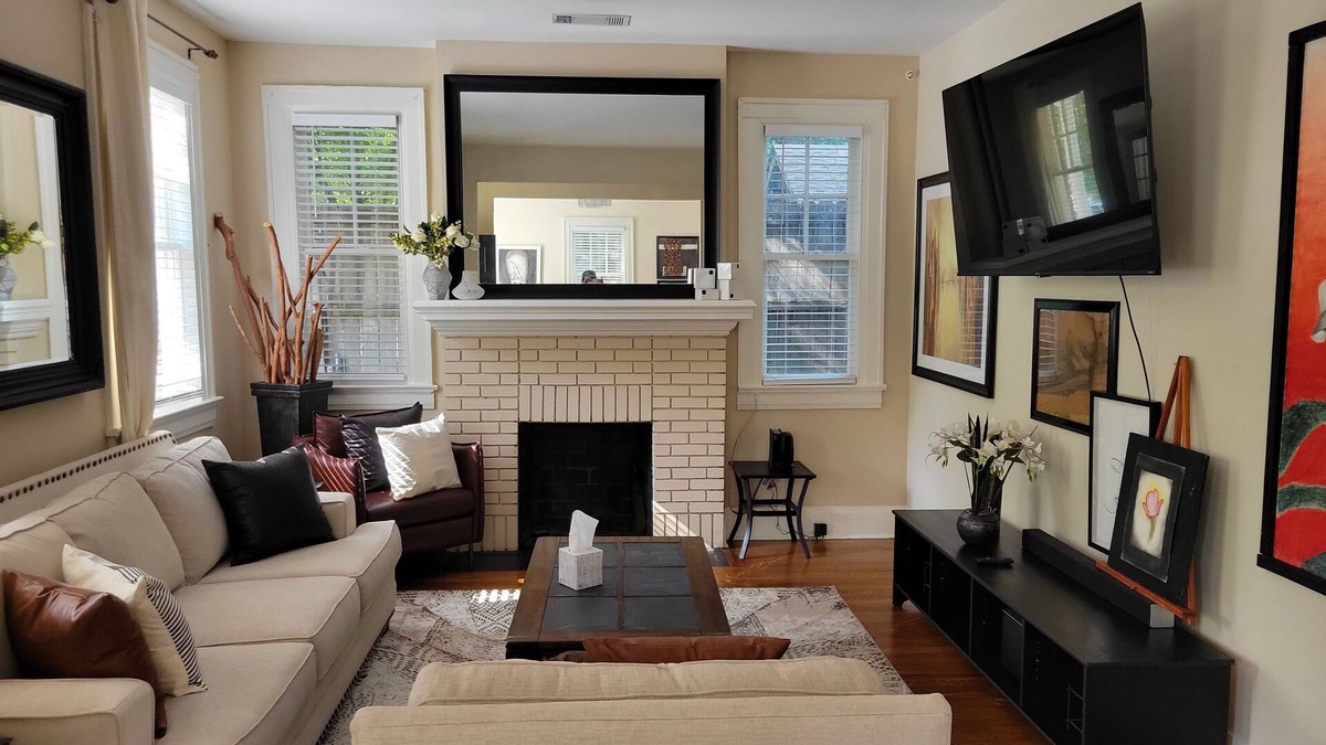 Montgomery Cottage | Beautiful Chic Cottage nestled in Old Cloverdale - Entertainment District.