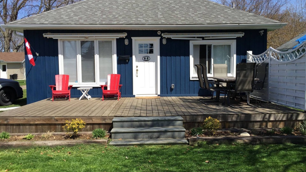 Colchester Cottage | Beautiful, clean cottage, 4 min walk to the beach/playground. Many wineries!